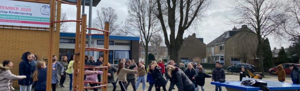 Foto van Dansen op het schoolplein